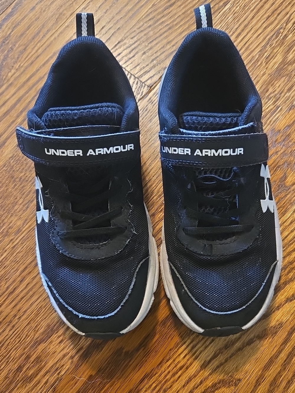Under Armour Kids Navy Black and White Hook-and-Loop Sneakers Size 3 Wide